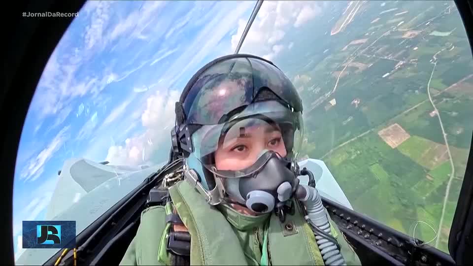Rainha da Tailândia surpreende o mundo ao pilotar caça sozinha