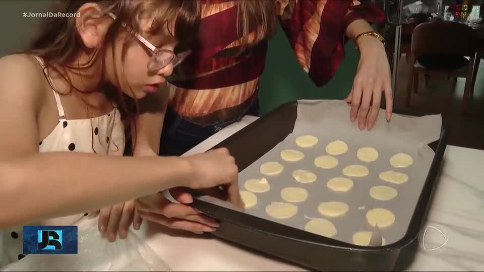 Cozinhar com os pais ajuda crianças a desenvolver hábitos alimentares saudáveis
