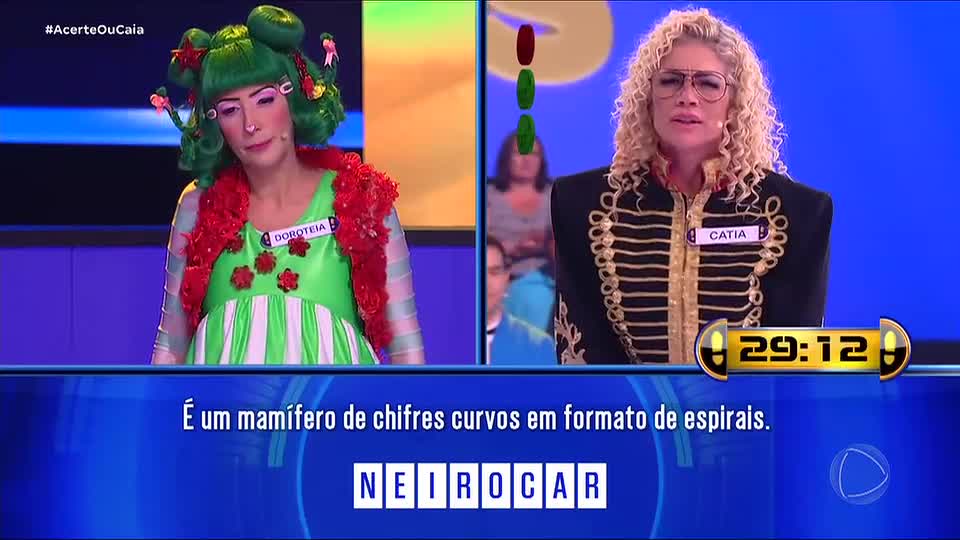 Doroteia tira duas vidas de Cátia Paganote e vence o jogo das cartas embaralhadas