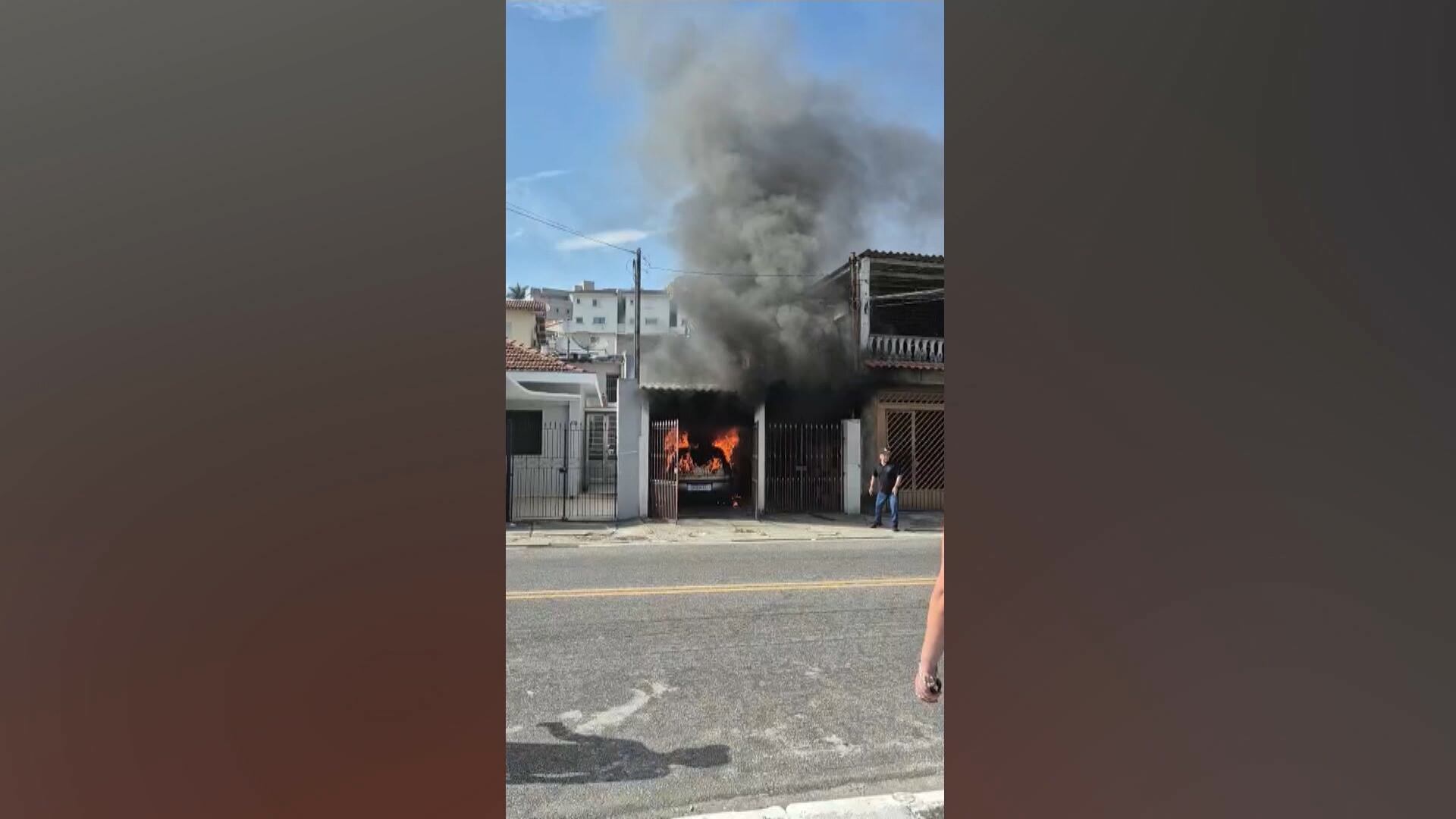 Carro pega fogo dentro de garagem de casa na zona norte de SP