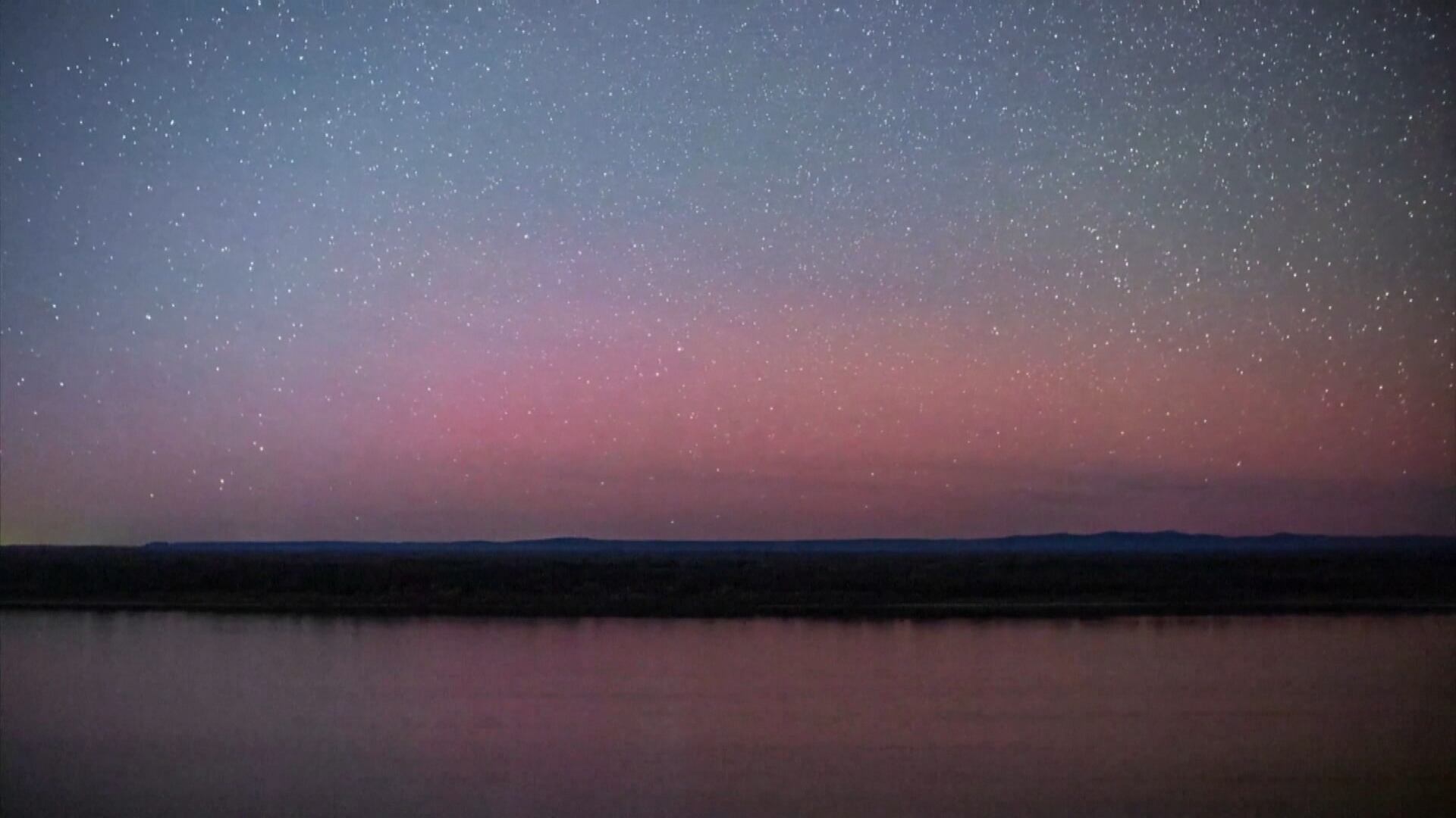 Espetáculo raro! Aurora vermelha e chuva de meteoros iluminam céu entre China e Rússia