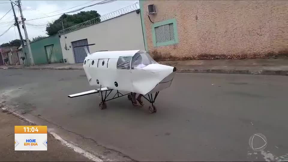 Menino de 12 anos constrói avião com materiais reciclados em Goiânia (GO)