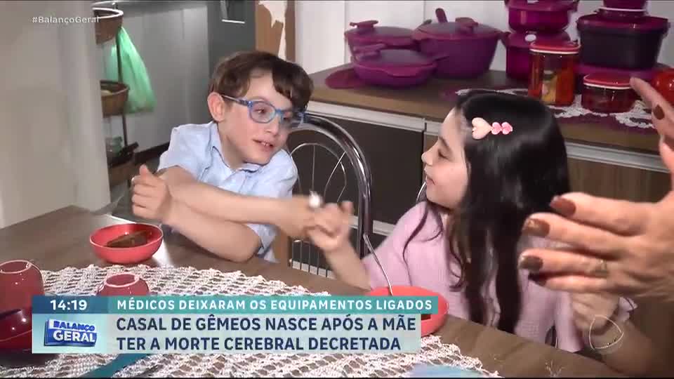 Balanço Geral visita gêmeos que nasceram há oito anos após a mãe ter morte cerebral confirmada