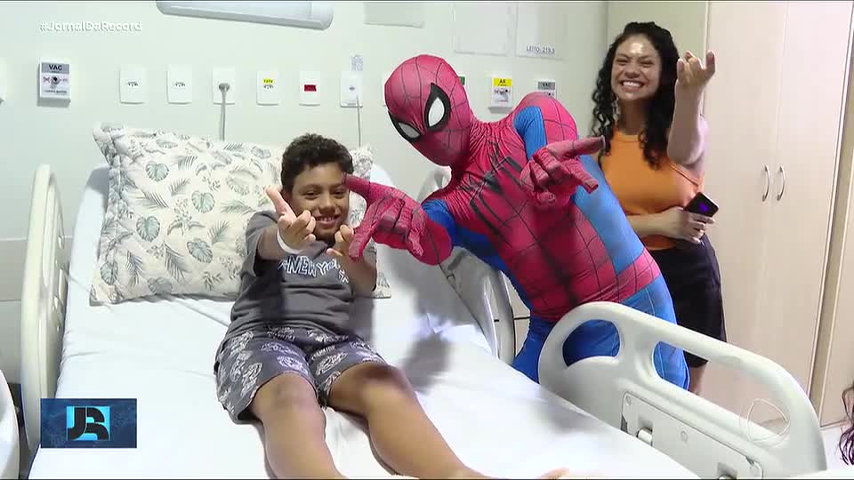 Homem-Aranha e Rapunzel levam alegria a crianças internadas em hospital de Belo Horizonte (MG)