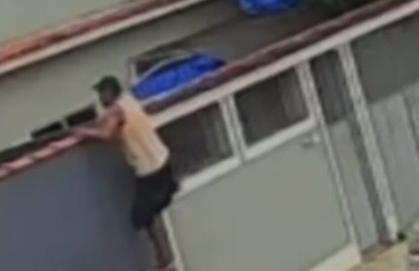 Homem é flagrado pulando muro de casa para furtar moto no RJ