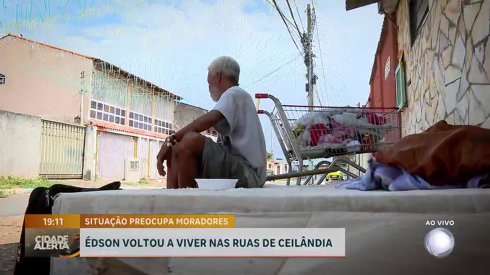 Homem em situação de rua que morava nos fundos de escola em Ceilândia (DF) pede ajuda