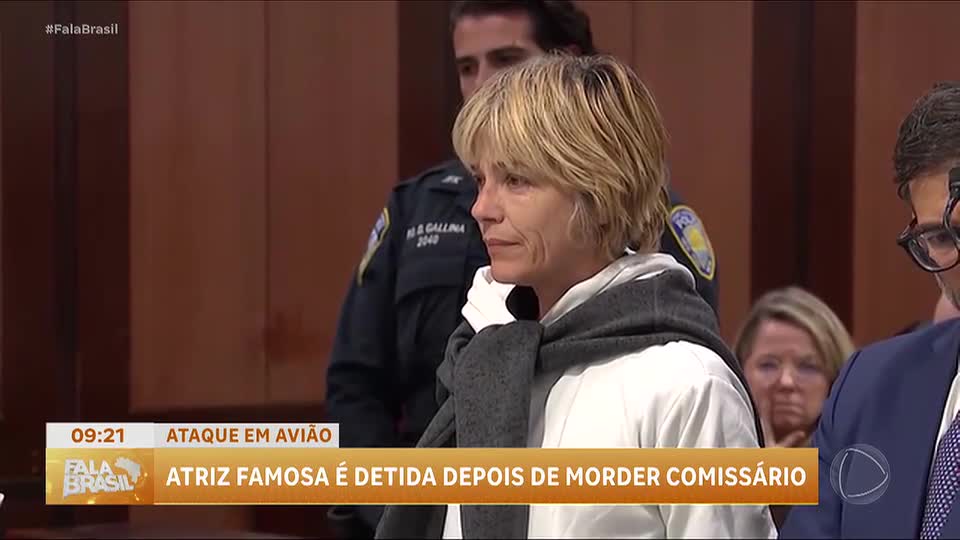 Atriz americana Selma Blair é detida após agredir comissário em voo para Nova York, nos EUA