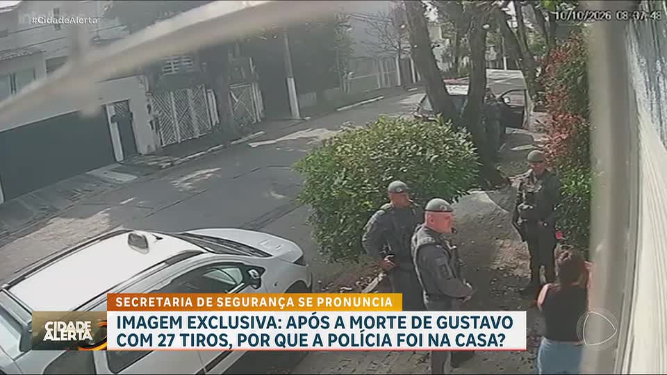 Novas imagens mostram policiais indo até a casa da família após morte de jovem com 27 tiros