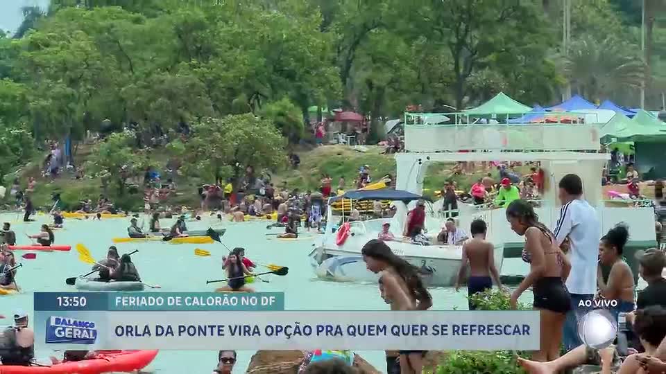 Multidão se refresca no Lago Paranoá durante feriado em Brasília