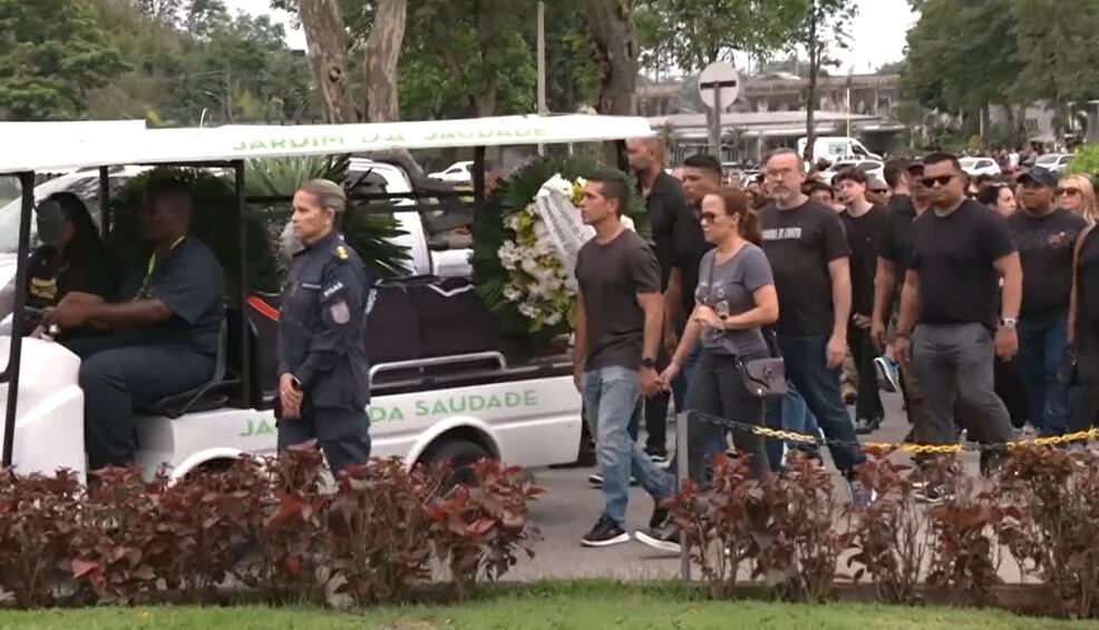 Familiares e amigos se despedem de subtenente do Bope morto em confronto com PMs no Rio