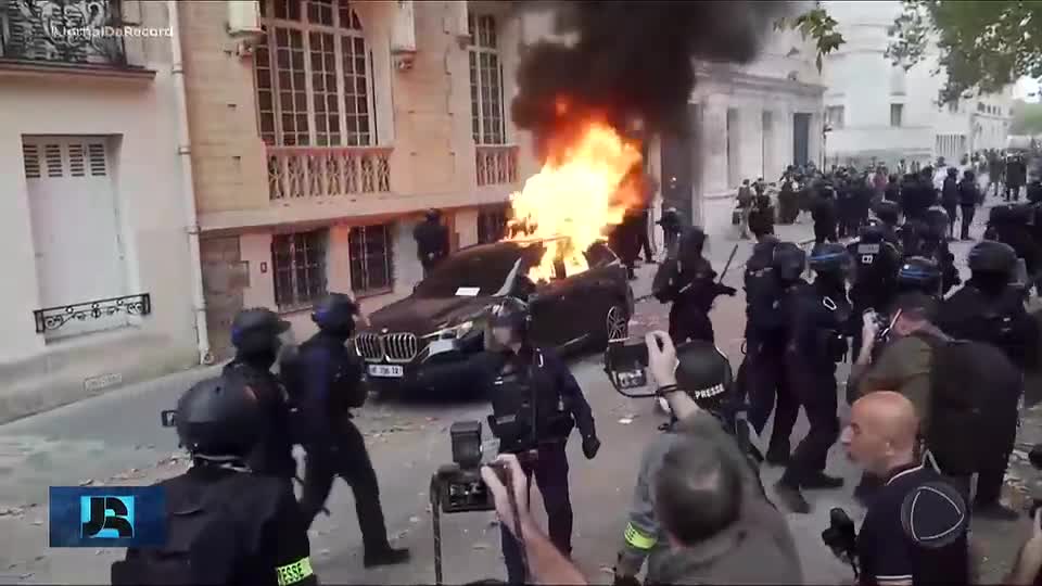 Estudantes e policiais entram em confronto na França em protestos por melhora na educação