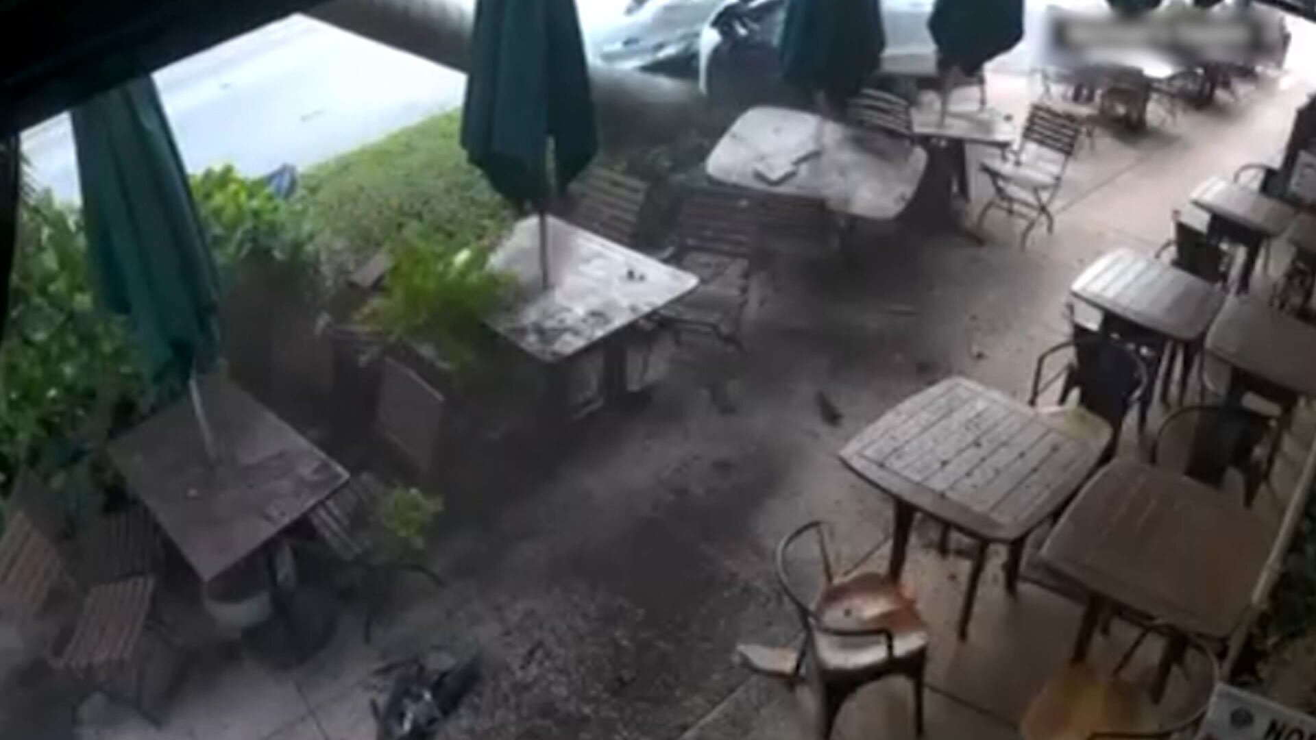 Carro invade e destrói pátio de restaurante
