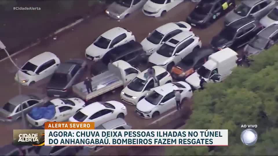 Alagamento paralisa trânsito na Avenida 23 de Maio em São Paulo