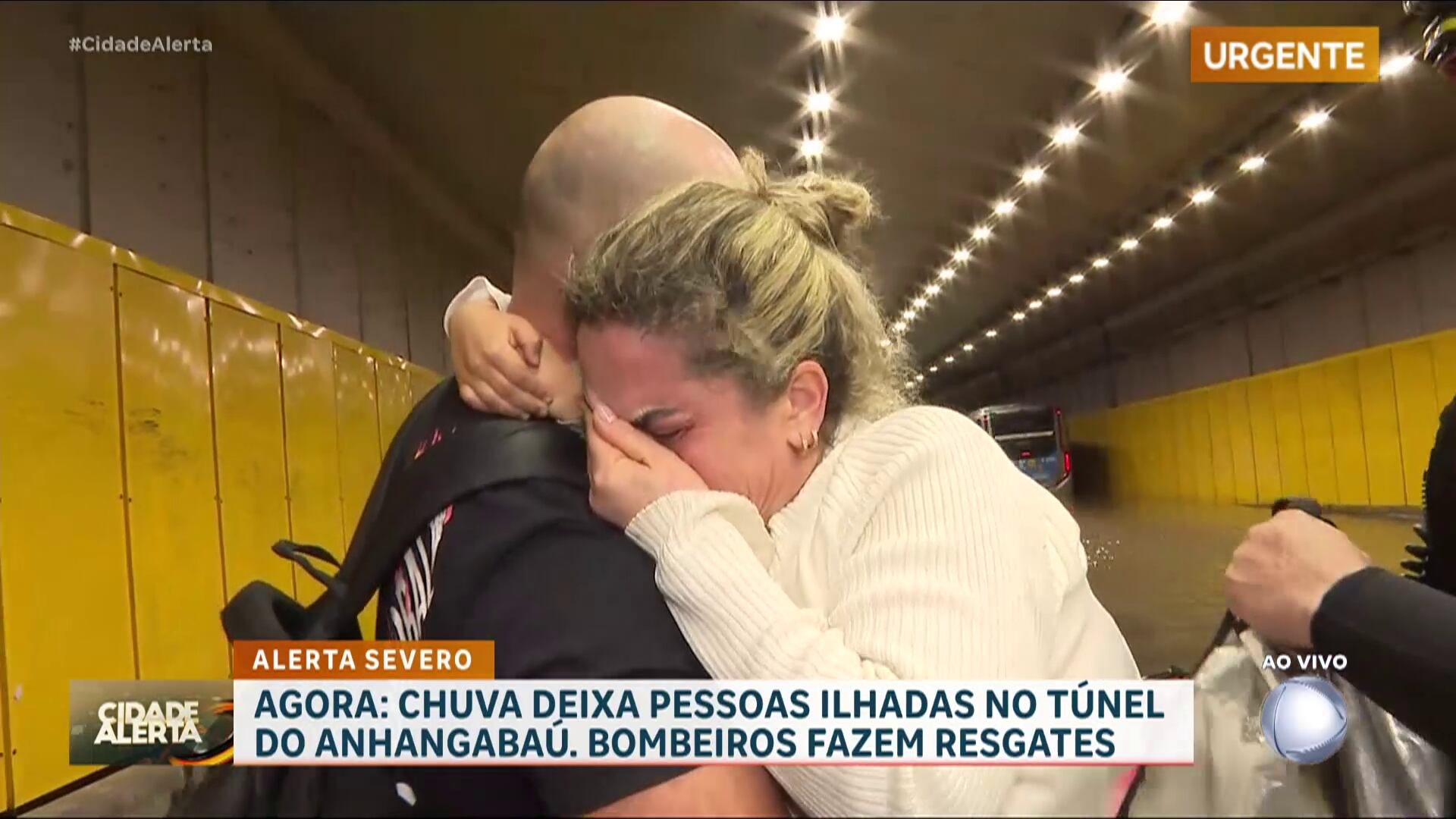 SP: mãe e filha são resgatadas pelos bombeiros durante alagamento no túnel do Anhangabaú