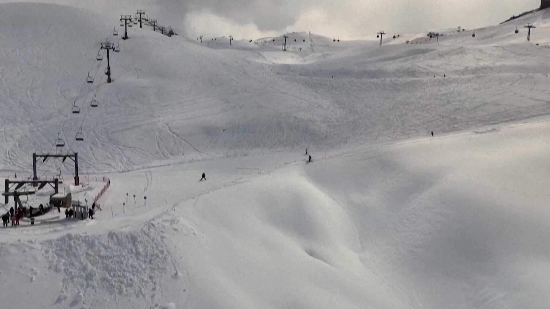 Fenômeno climático prolonga temporada de neve e esqui no Chile