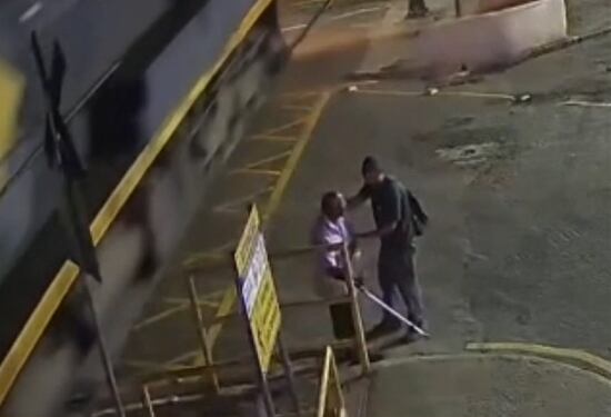 VÍDEO: Homem corre para salvar idoso que caminhava com dificuldade pela linha do trem em Barra Mansa