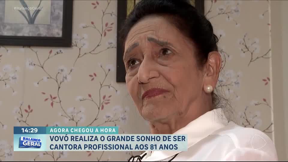 Idosa realiza sonho de se tornar cantora profissional aos 81 anos