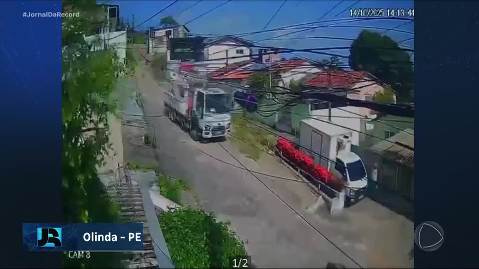 Caminhão desgovernado atinge casa, em Olinda (PE)