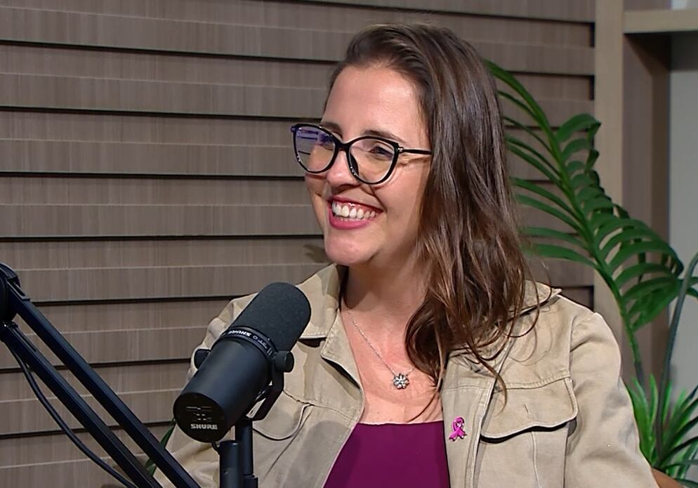 Outubro Rosa: diretora diz que ONG Cabelegria doa perucas para pacientes com câncer em todo Brasil