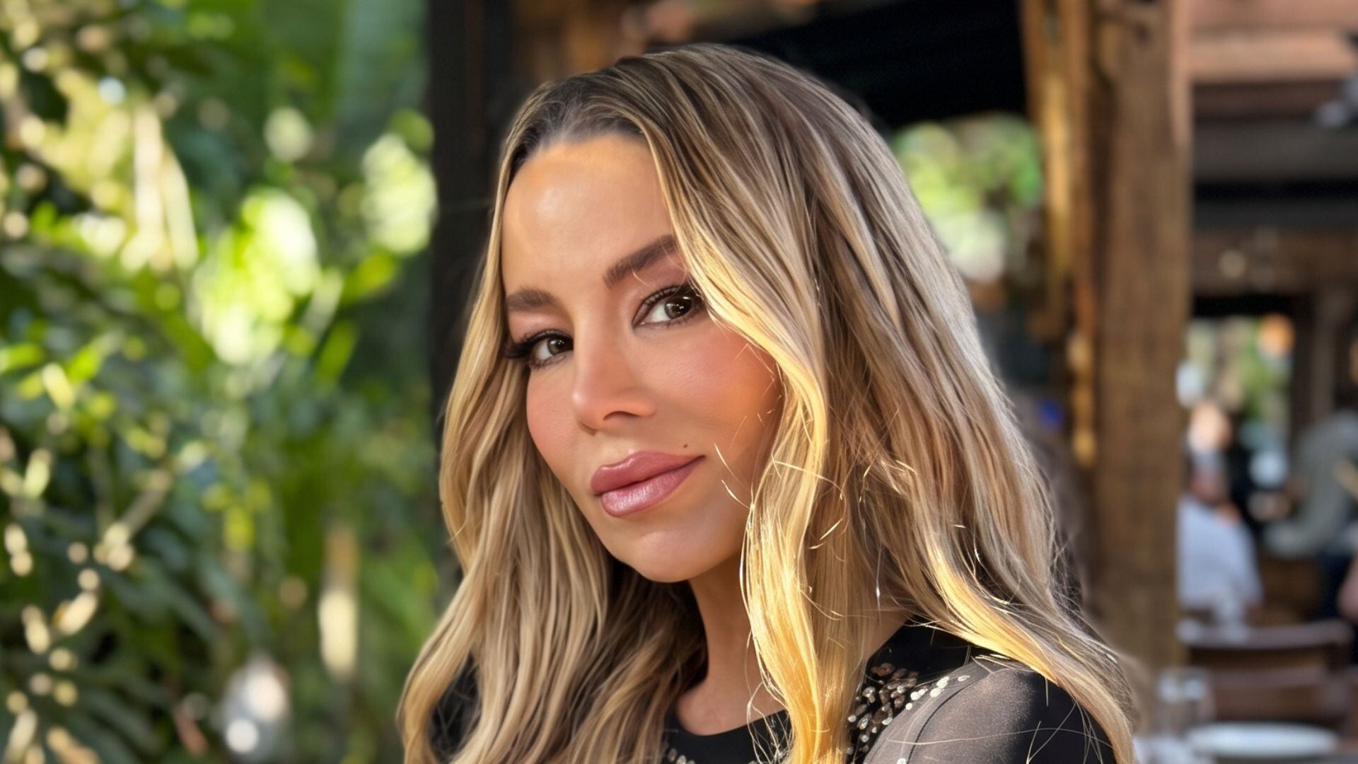 Danielle Winits mostra escritório de vidro com vista privilegiada no Rio