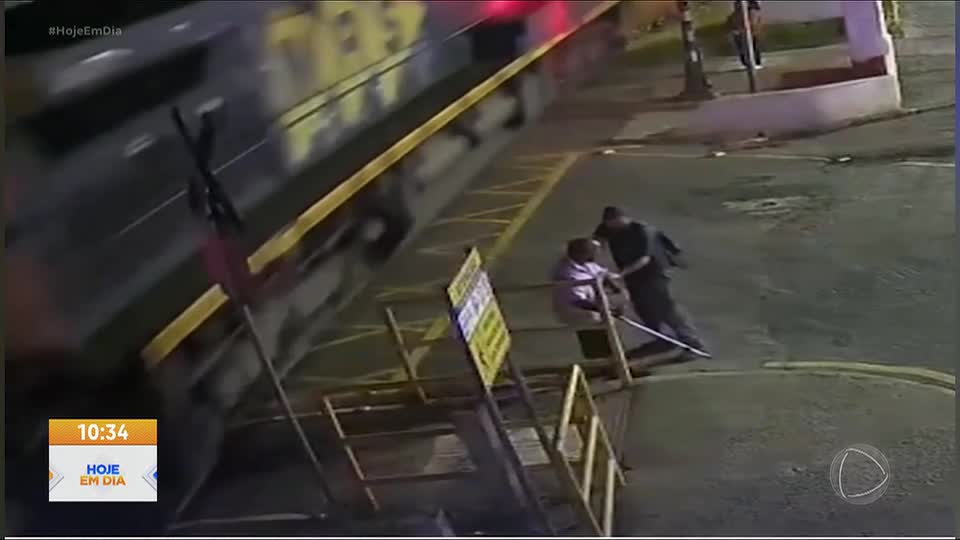 Idoso com mobilidade reduzida é salvo por um triz de atropelamento em rodovia no RJ