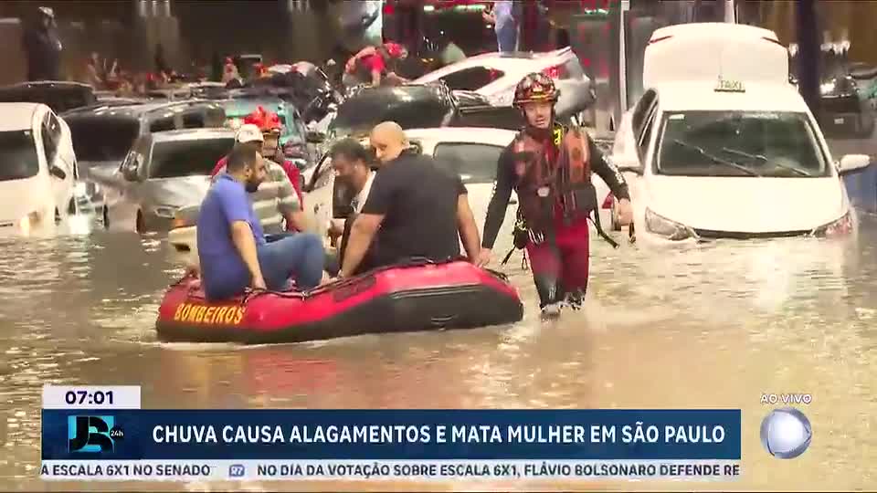 SP: mulher morre em deslizamento de terra e menina é arrastada por enxurrada durante temporais