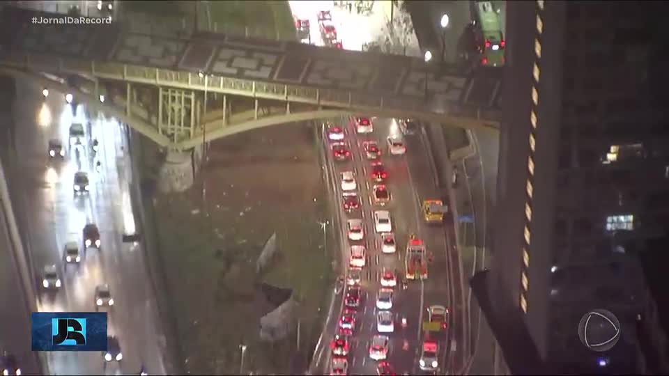 Chuva em SP: túnel do Anhangabaú é reaberto, mas trânsito segue lento na cidade
