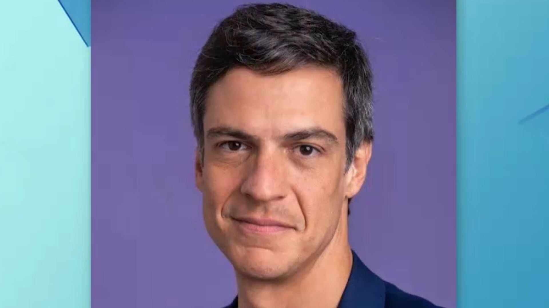 Mateus Solano dá tapa no celular de uma fã durante peça de teatro; veja o  vídeo