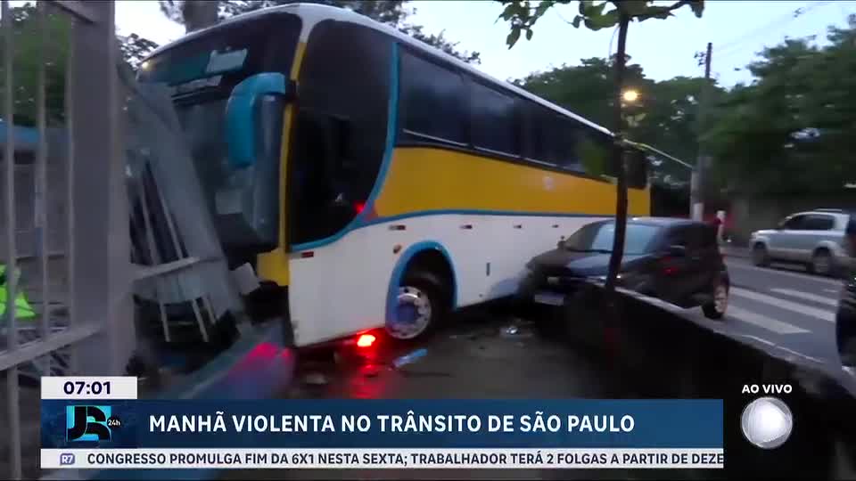 Motorista de ônibus sem habilitação bate em carro, destrói mureta e foge