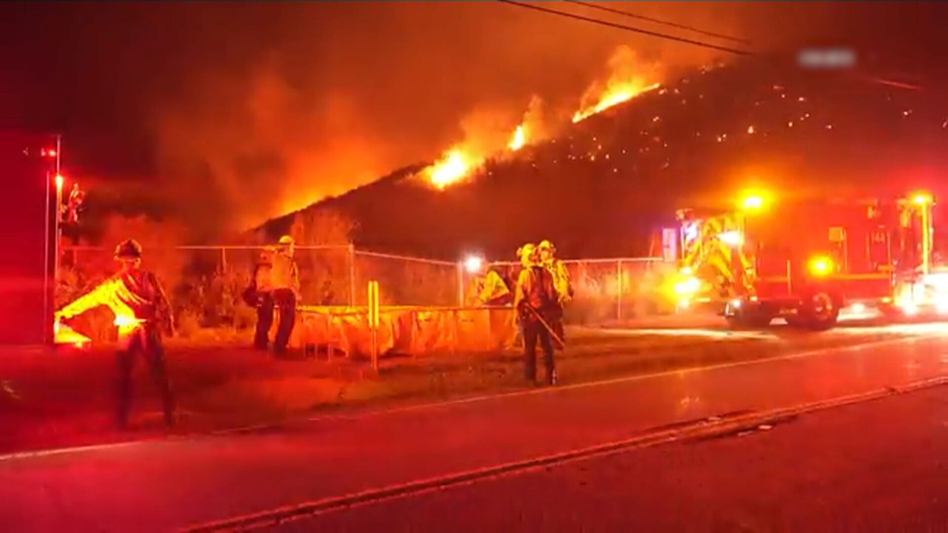 Incêndios florestais avançam na Califórnia, nos EUA, devido a ventos fortes e tempo seco