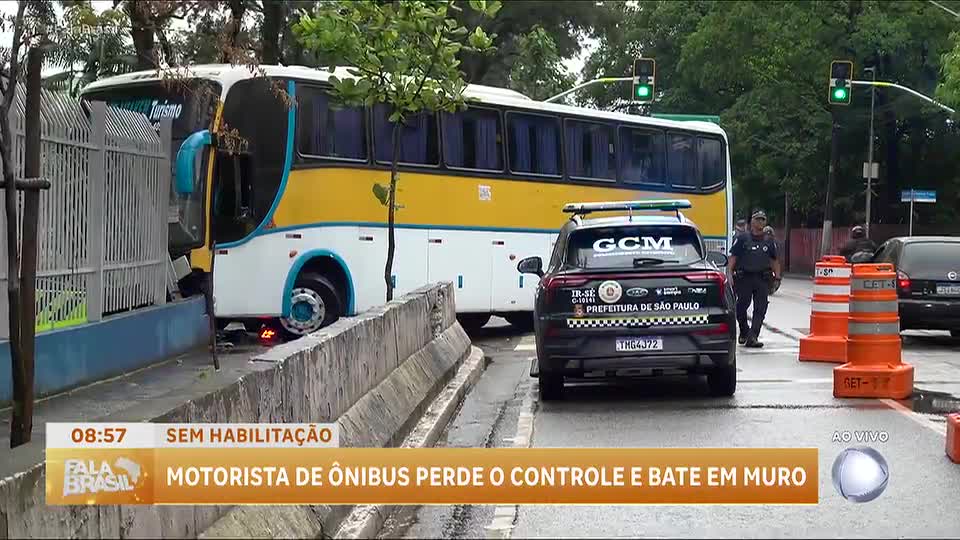 Ônibus colide com muro em São Paulo após motorista perder controle
