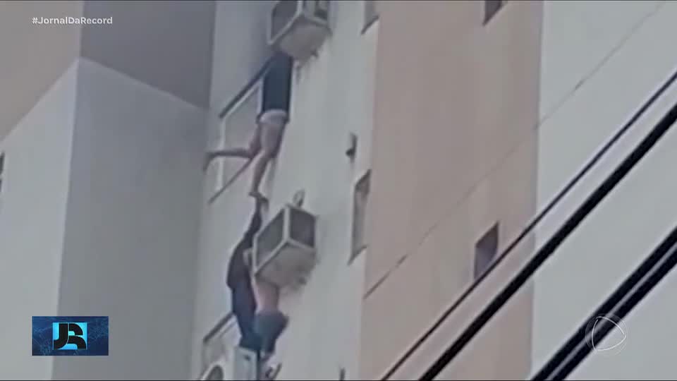 Polícia descarta incêndio criminoso em apartamento onde mulher se pendurou para salvar duas pessoas