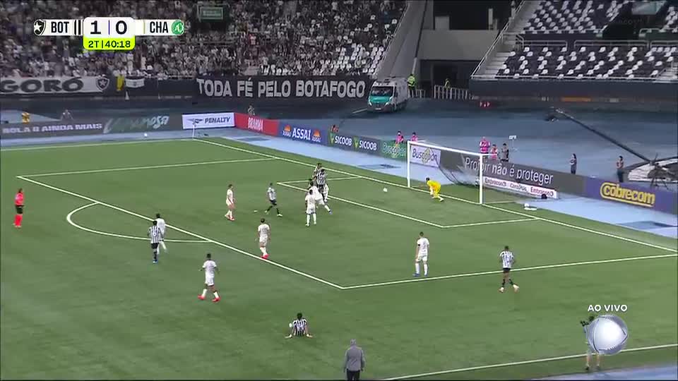 Na trave! Marçal cabeceia bonito e segundo gol do Botafogo para no poste