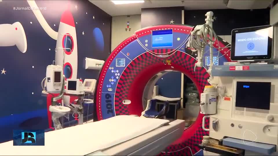 Brincadeiras e adaptações ajudam pacientes a enfrentar procedimentos médicos com menos ansiedade