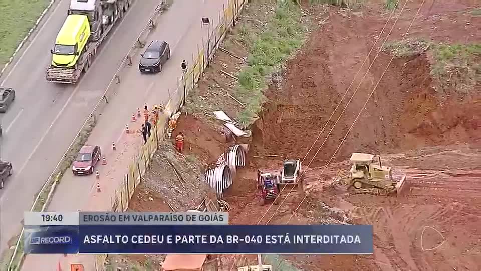Desmoronamento em Valparaíso de Goiás interdita BR-040