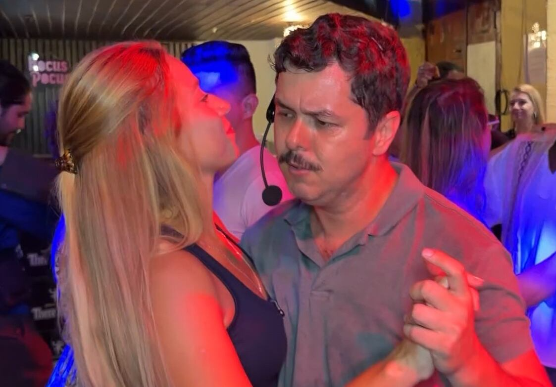 Gabi Marques aprende a dançar forró no centro do Rio de Janeiro