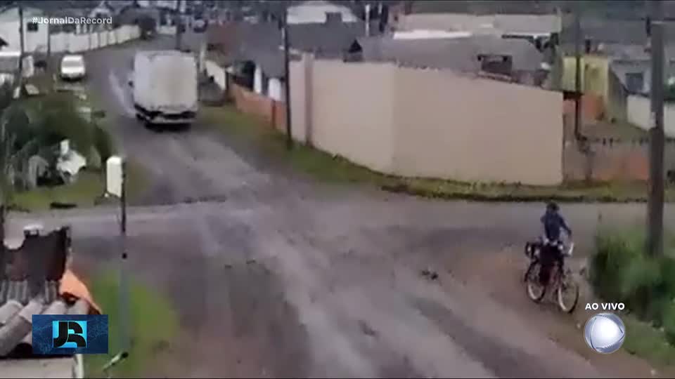 Ciclista é derrubado por fio de energia preso em caminhão, em Santa Catarina