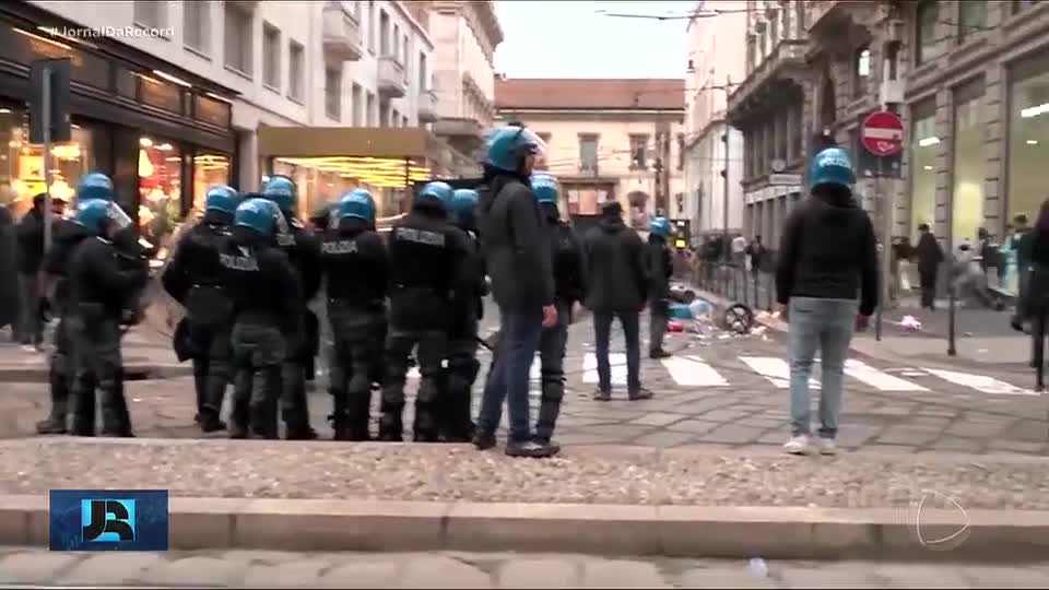 Manifestantes invadem supermercados e saqueiam produtos na Itália e Albânia