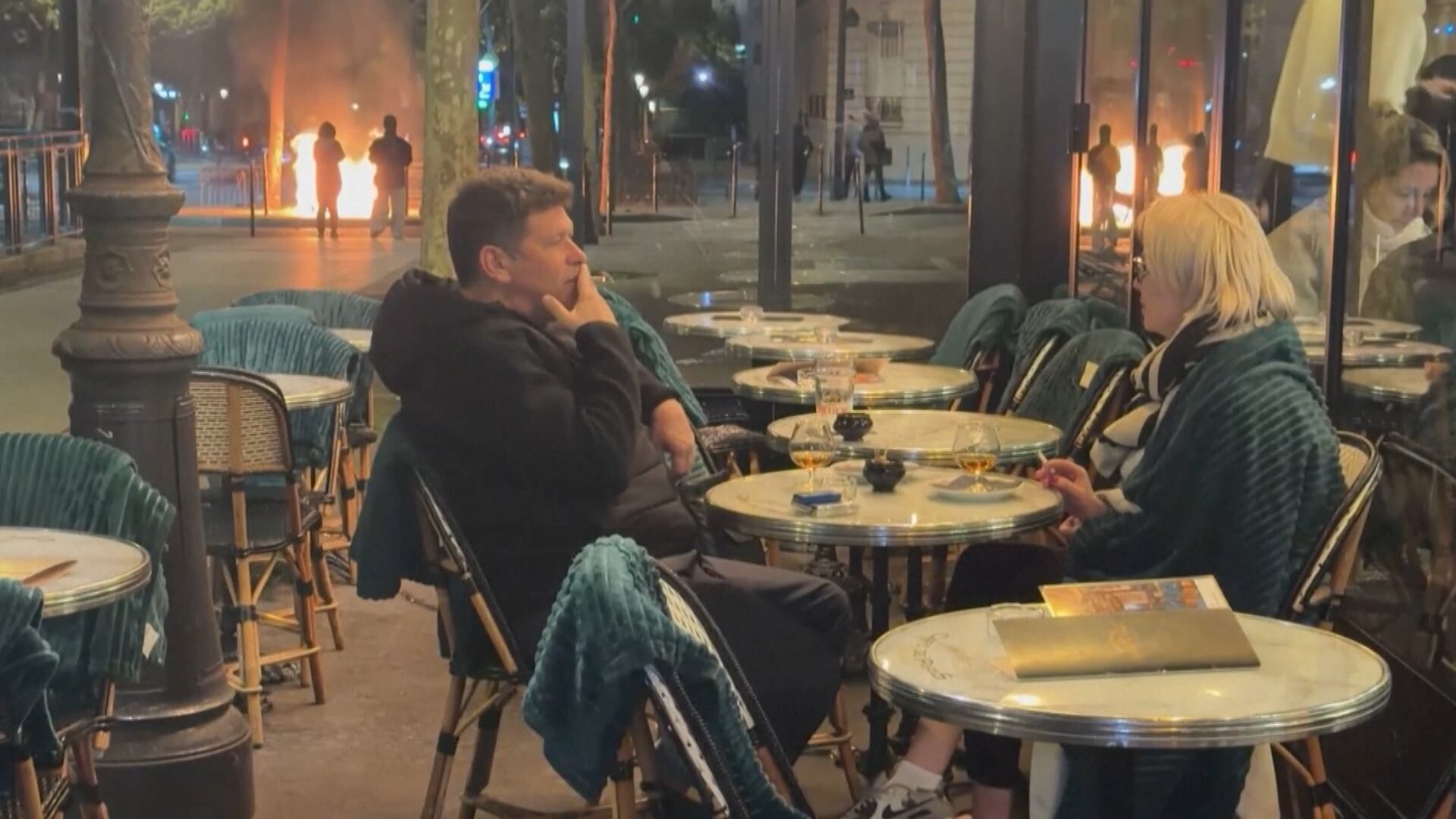 Vídeo: casal bebe e conversa calmamente durante protestos em Paris