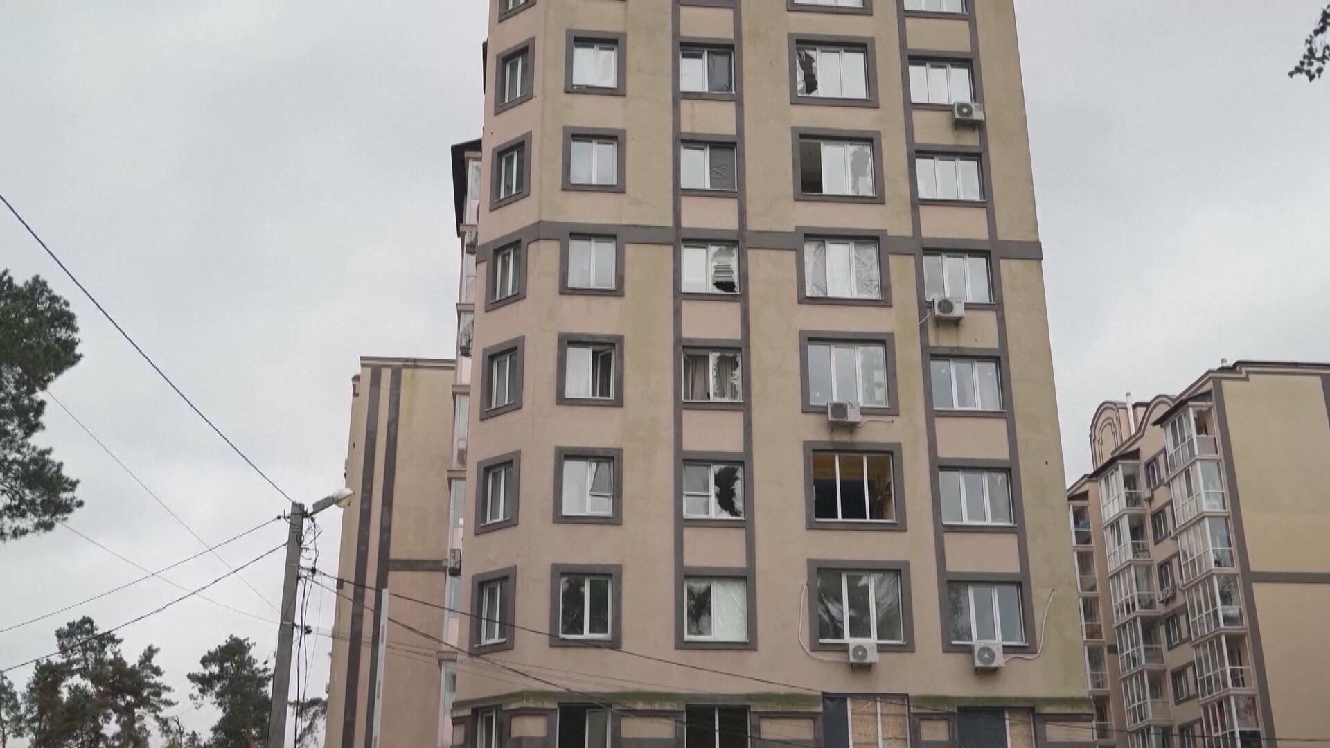Ataque russo atinge prédio residencial na Ucrânia e janelas ‘voam’ até a rua