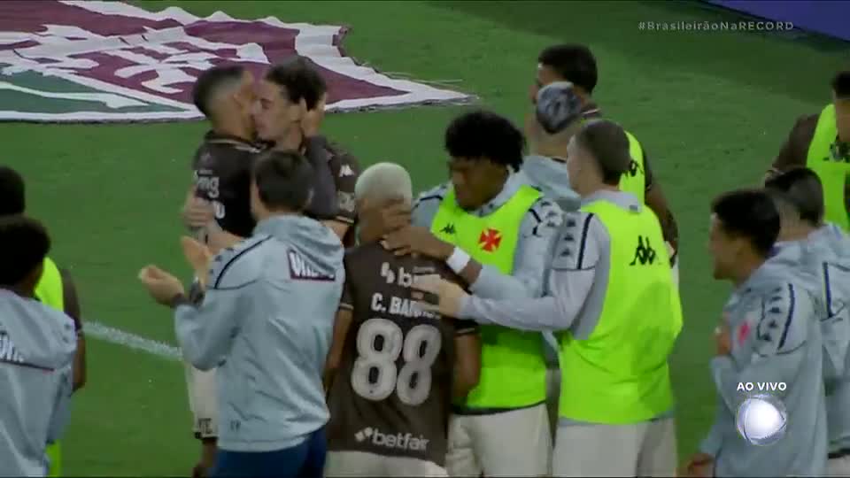 Gol do Vasco! Nuno Moreira aproveita rebote de belo chute de Rayan e amplia no Maracanã