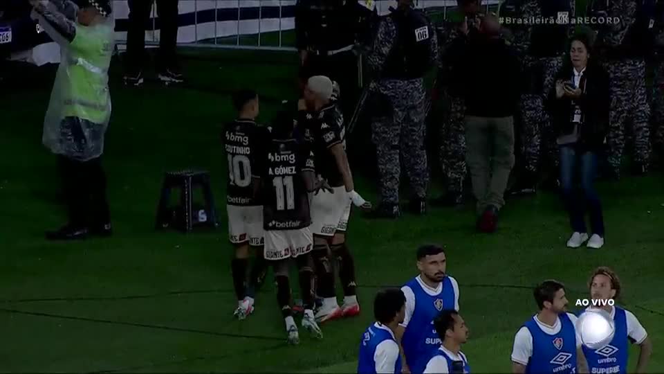 Gol do Vasco! Rayan arrisca de longe, conta com desvio da zaga e abre o placar no Maracanã
