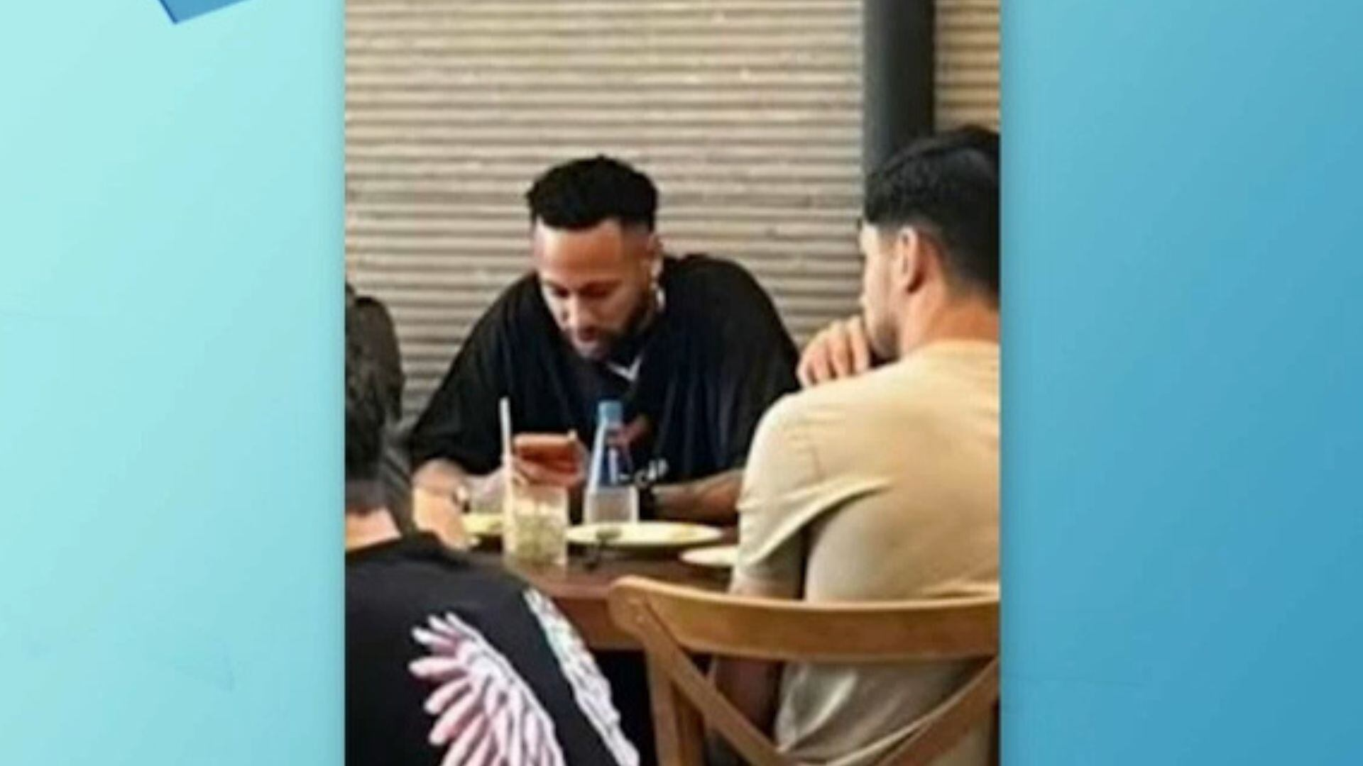 Só no celular? Neymar almoça com os 'parças' em restaurante de Santos (SP)