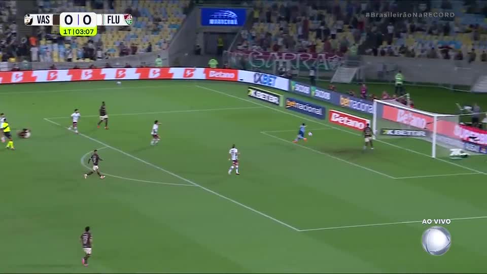 Barros bobeia na zaga do Vasco, entrega a bola a Cano e Léo Jardim faz milagre
