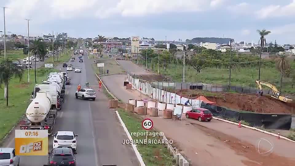 Cratera aumenta e avança para área a apenas três metros da BR-040, em Valparaíso de Goiás