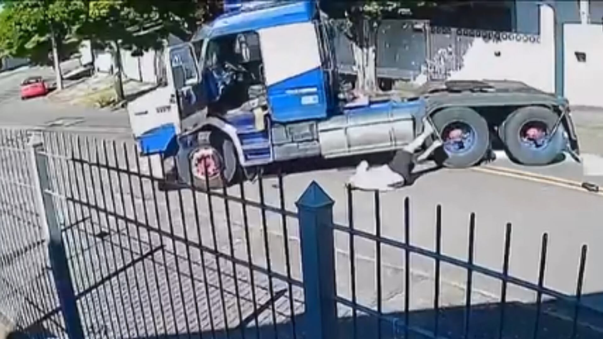 Vídeo: motorista tenta conter caminhão desgovernado, cai e não impede acidente