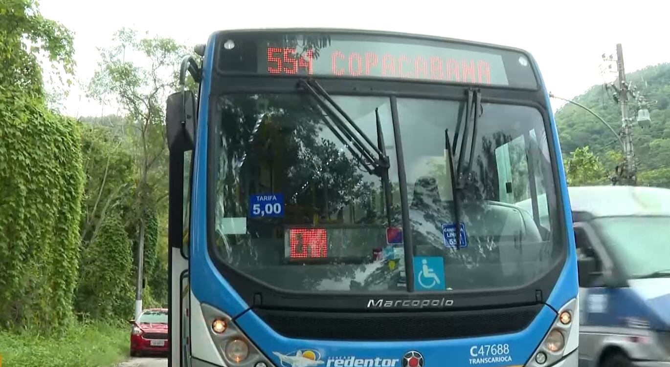 Criminosos atravessam ônibus na pista em represália a ação da PM na zona sudoeste do Rio