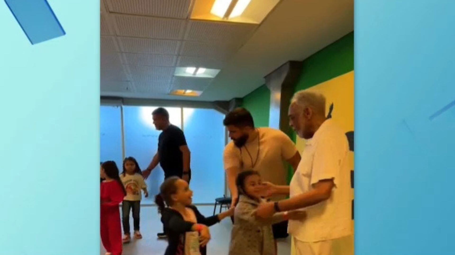 Gilberto Gil recebe alunos de escola pública no camarim antes de show em SP