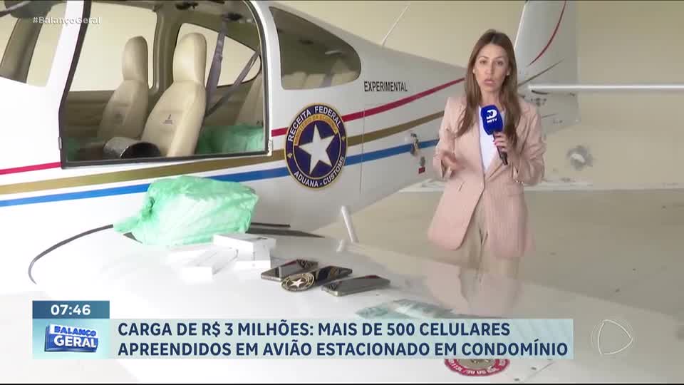 Polícia apreende mais de 500 celulares em avião dentro de condomínio em Santa Catarina
