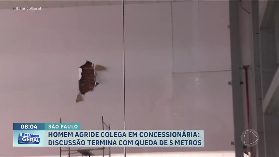 SP: discussão em concessionária termina com funcionário sendo empurrado do segundo andar